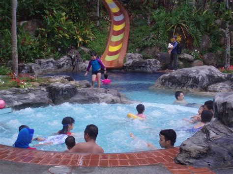 Located in malang, 6 km from velodrome malang, reddoorz syariah near velodrome malang provides accommodation with a restaurant, free private parking, a bar and a garden. Inspired Momx1: Awana Genting - The Heated Pool