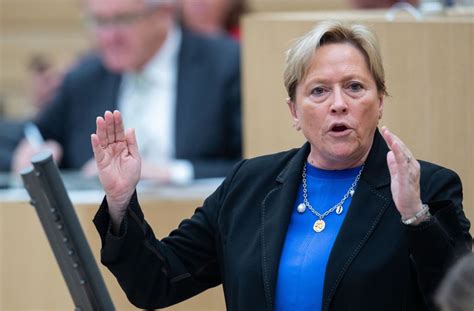 Kultusministerin susanne eisenmann hat an muslime appelliert, im fastenmonat ramadan an die gesundheit ihrer kinder zu denken. Kritik an Kultusministerin Eisenmann: Unnötiger Stress ...