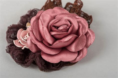 Broche Avec Fleurs En Pâte Polymère Et Rose En Satin Faite Main