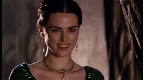 A Woman Wearing A Green Dress And Gold Necklace In A Scene From The Tv Show Game Of Thrones