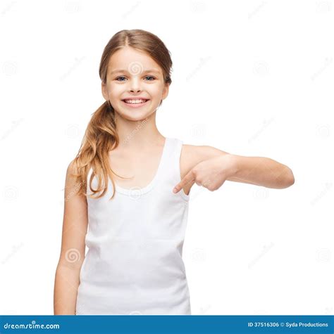 Adolescente De Sorriso Na Camisa Branca Vazia Foto De Stock Imagem De