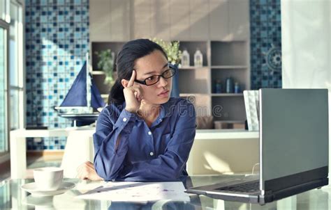 Giovane Donna Concentrata Che Esamina Il Suo Computer Portatile Mentre