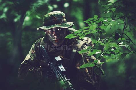 ametralladora del control del hombre del soldado en un fondo oscuro imagen de archivo imagen
