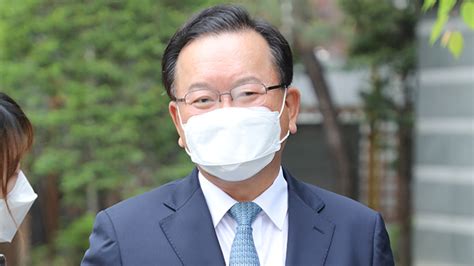 He was the former minister of interior and safety from 2017 to 2019. 김부겸 "부동산 세제 손질 신중해야…원칙 흔들면 시장에 ...