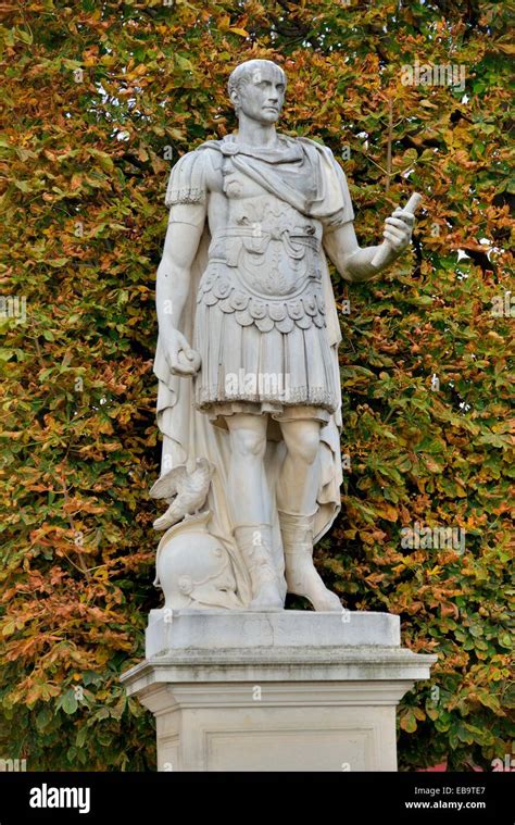Statue De Gaius Julius César Empereur Romain Dans Le Jardin Des