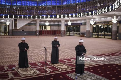 Buatlah gambar lapangan dan perlengkapan permainan sepak bola beserta ukurannya. Sediakan ruang khas bersolat, tadarus di rumah - Imam Besar