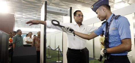 Menjadi juru parkir pesawat tidak bisa dianggap remeh, dan gaji tukang parkir pesawat pun tak bisa dianggap receh. Syarat Menjadi AVSEC dan Urutan Pangkatnya - Sekolah Penerbangan di Banyuwangi Jawa Timur Indonesia