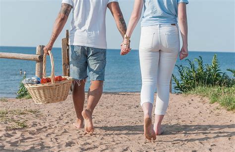 How To Plan A Romantic Picnic On The Beach