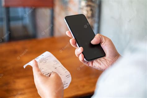 Manos De Mujer Usando Teléfono Móvil Inteligente Para Pago De Factura