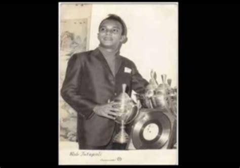 I'm sorry if it's all too much every day you're here, i'm. Kunci Gitar dan Lirik Lagu Symphony yang Indah oleh Bob ...