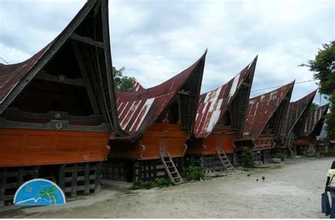Rumah adat suku batak lebih dikenal dengan nama rumah bolon atau rumah gorga. Berbagi: Rumah Adat Indonesia