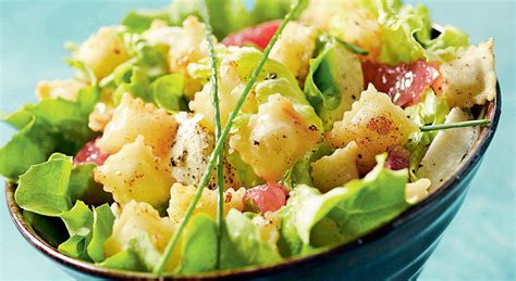 Les salades sont idéales pour un repas rapide. Une belle salade d'été aux ravioles frites