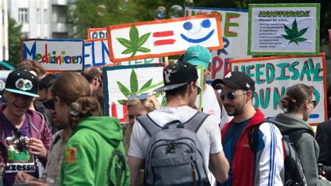 Menschen demonstrieren in 21 Städten für Cannabis Freigabe