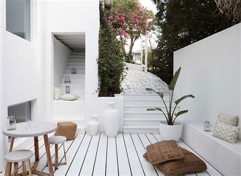 schöne-sitzecke-im-garten-mediterran-gestalten-in-weiß ...