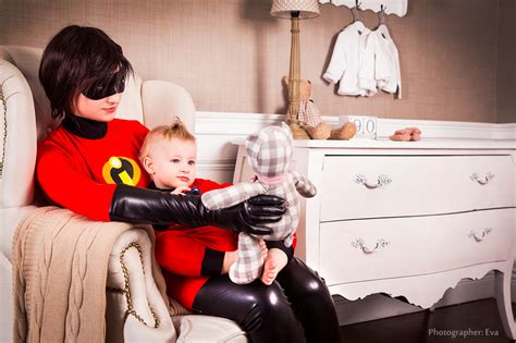 Incredibles Cosplay Mom And Son As Elastigirl And Jack Jack — Geektyrant