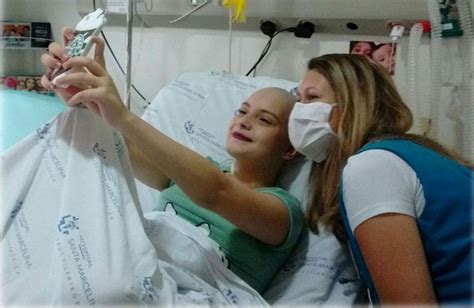 Menina Raspa O Cabelo Para Apoiar Amiga Com Leucemia Só Notícia Boa