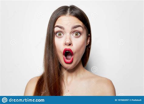 Mujer Con Expresión Facial Sorprendida Amplia Boca Abierta Hombros Largo Pelo Imagen De Archivo