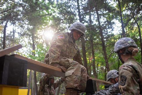 Army Reserve Ncos Prepare Cadets For Leadership Success Us Army