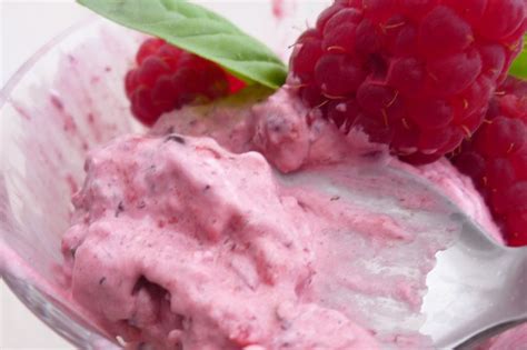 Crème glacée aux fruits rouges et basilic express et sans sorbetière