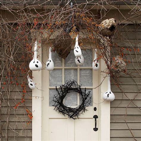 Since good weather and long sunny days are about to leave, you have to come up with a new decorating plan for your patio. Halloween Porch And Entryway Ideas: From Subtle To Scary!