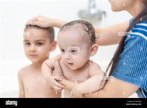 Two Little Boys In Bath Fotografías E Imágenes De Alta Resolución Alamy