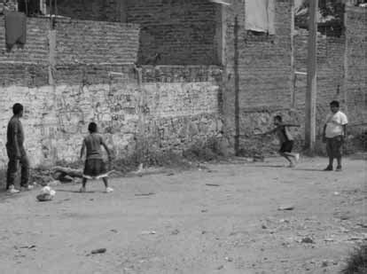 Salir a la calle hace que liberen las tensiones del día, sin estar sometidos a directrices. Niños jugando en la calle, Colonia Jalisco. Fuente: Anaya ...
