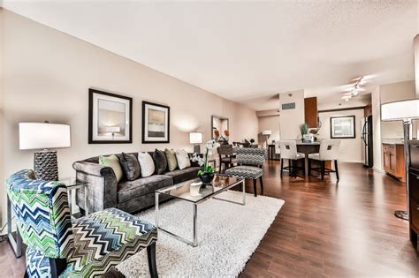One bedroom apartments in seattle, wa are typically 866 sq.ft. Chicago, Illinois Vacation Rental | 215 West 1 Bedroom ...