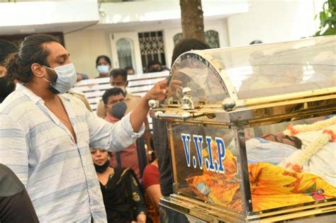 Chiranjeevi sarja had brain stroke past 4 days before his death ▻ tv9 kannada website: Meghana Raj Husband Chiranjeevi Sarja Funeral Photos ...