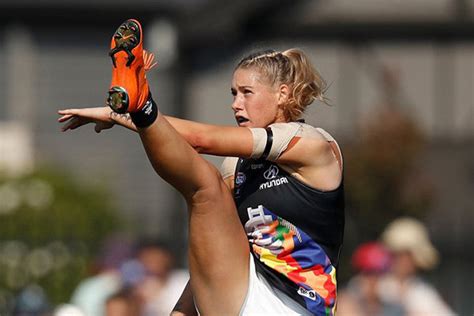 It is the opening minutes of the aflw's pride game between the western bulldogs and carlton on march 17, 2019, and harris, the. Tayla Harris targeted by online trolls over AFLW photo - 2GB