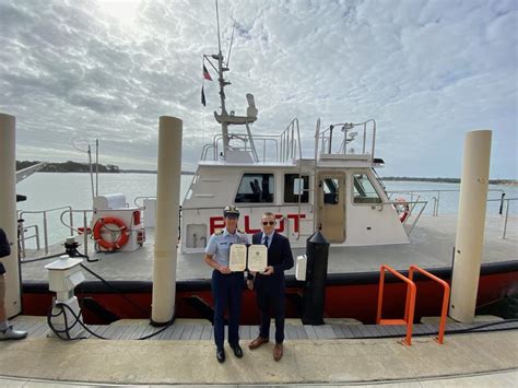 Hstoday Coast Guard Presents Public Service Awards To Mariners For Fire