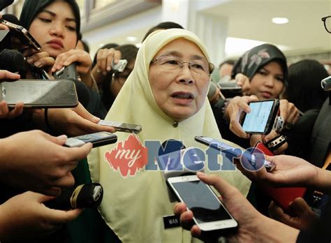 Datuk seri dr wan azizah wan ismail has dismissed calls for her to step down as deputy prime minister and make way for her. Kerajaan tidak perlu minta maaf | Harian Metro