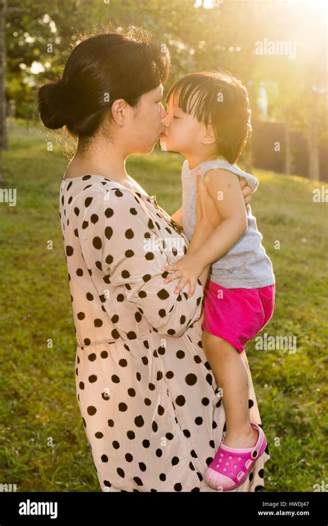 Lavendel Rosenfarbe Schöne Frau Chinese Girls Kissing Praktisch