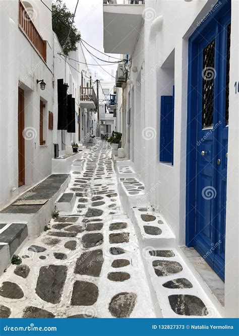 Ruas Brancas Coloridas Com Portas Azuis E Janelas Na Ilha De Mykonos Imagem De Stock Imagem De