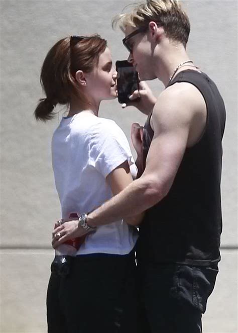Emma Watson And Chord Overstreet In La Photo Emma Watson Emma Watson Without Makeup Emma Watson
