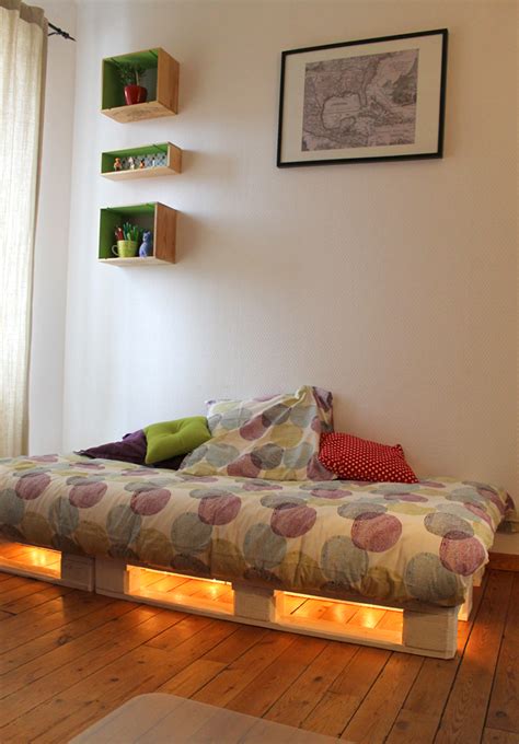 Soit en étant suffisamment large pour deux personnes, soit en plaçant un. Un cadre de lit à base de palettes - Mademoiselle Je Sais Tout