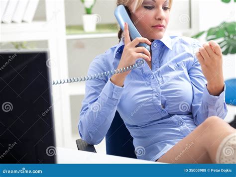 Sexy Sekretär Der Im Büro Sitzt Und Am Telefon Spricht Lizenzfreie Stockfotos Bild 35003988