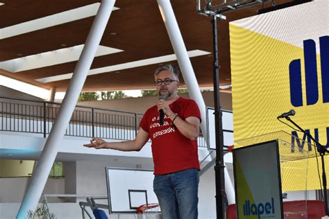 Marcia romero / colegio de profesores valdivia. Charla de Jorge Baradit congregó a cientos de personas en ...