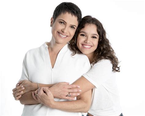Depois da revelação da gravidez de andréia jornalista mostrou em seu instagram story um conjunto de tricô enviado para os bebês pelos colegas de tv globo sandra annenberg e ernesto paglia. Sandra Annenberg posa com a filha e web cita semelhança ...