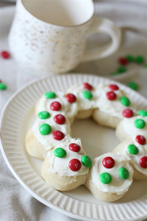 These sweet christmas buns make a great alternative to serve on festive table and you can choose to make it plain without the fillings in order to have it with soup or cheese. Baking a Sweet Bread Christmas Wreath | Make and Takes