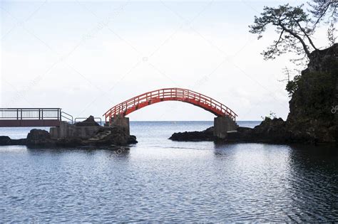 Puente Rojo Que Conecta Formaciones Rocosas Volc Nicas En La Isla De
