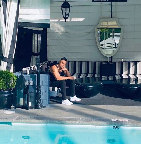 This depends on how famous you are, how long you are in the business, what contracts you have, how much your expenses are on tour, what you can offer more than 100$ and up to 1.000$ per night: What Is Jay Sean's Net Worth? How Much Does He Make Per ...