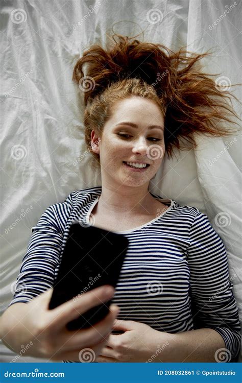 Draufsicht Der Frau Auf Dem Bett Das Ein Selfie Wird Stockbild Bild