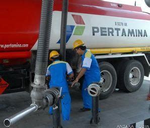 Kebakaran kilang minyak balongan milik pertamina di indramayu, jawa barat. Depot Pertamina Terbakar Hebat, Pasokan BBM Jakarta Terancam