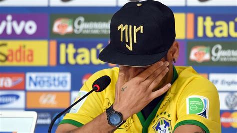 neymar weint bei pressekonferenz koennte im rollstuhl sitzen sport mix
