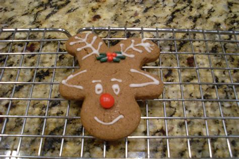 Use white craft paper to cut the eyes and color a little green in the center. upside down gingerbread man = reindeer! | Christmas food ...