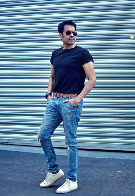 The Black T Shirt Blue Jeans Outfit Ideas For Men In 2021 Jeans And T