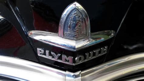 In deutschland tragen es derzeit 188. PLYMOUTH, Logo und Schriftzug auf der Motorhaube eines ...