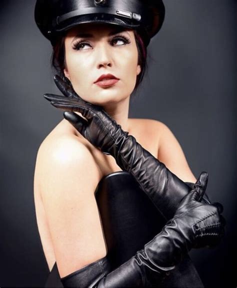 Pin By Michael Robbins On Women Wearing Leather Gloves In 2020 Gloves