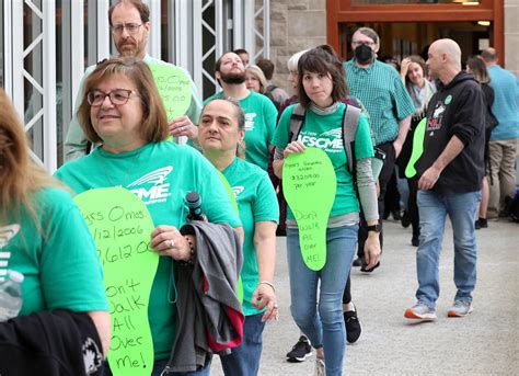 NIU union workers demand better pay, call out Board of Trustees for