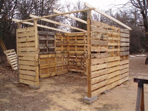 Die verwendung von material für den bau von holz erfordert auch zusätzliche isolierung und materialverarbeitung erforderlichen lagerhallen. DIY Palettenschuppen-Projekt #diywoodwork | Paletten ...